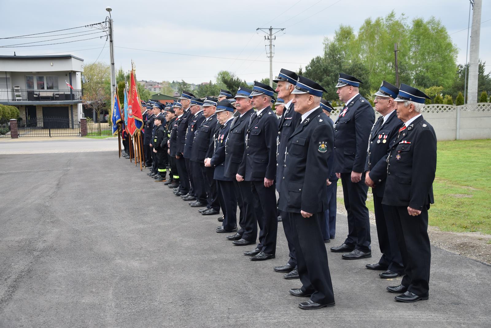 Zdjęcie podczas uroczystości odbywających się przed strażnicą OSP w Toporowicach
