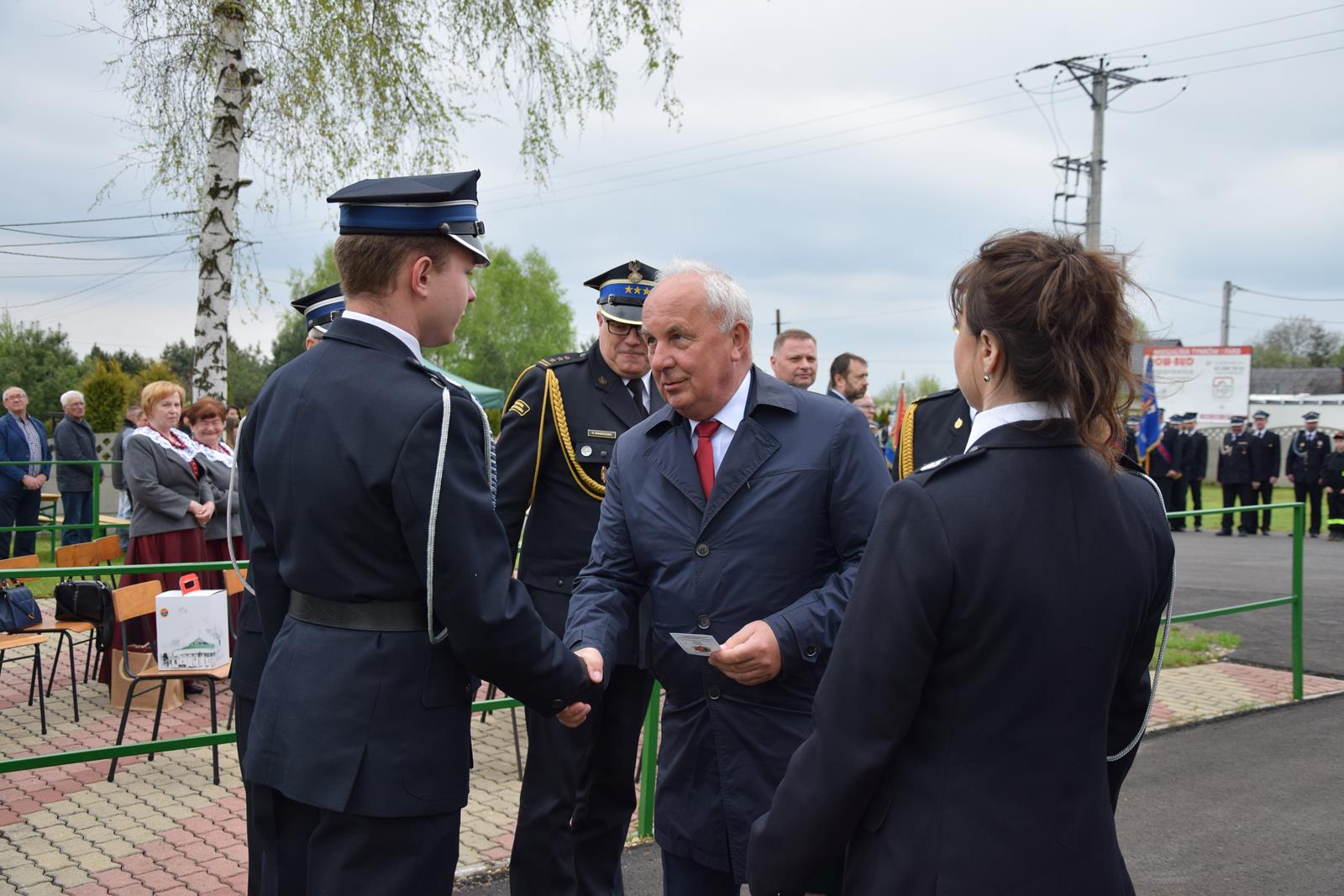 Zdjęcie podczas uroczystości odbywających się przed strażnicą OSP w Toporowicach