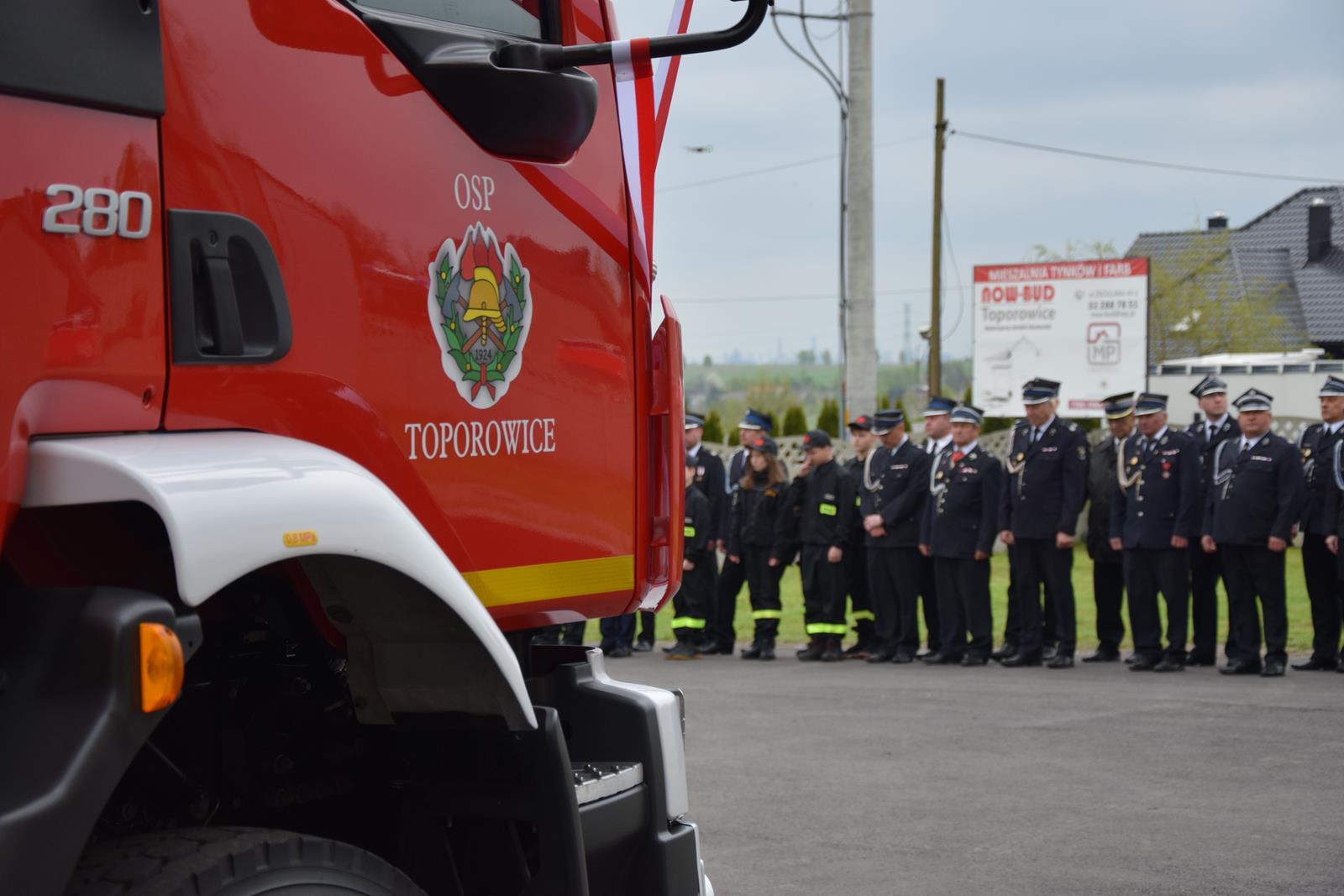 Zdjęcie podczas uroczystości odbywających się przed strażnicą OSP w Toporowicach