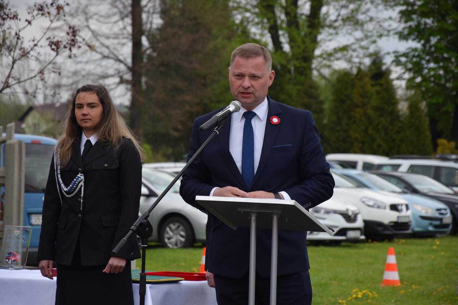 Zdjęcie podczas uroczystości odbywających się przed strażnicą OSP w Toporowicach - przemówienie