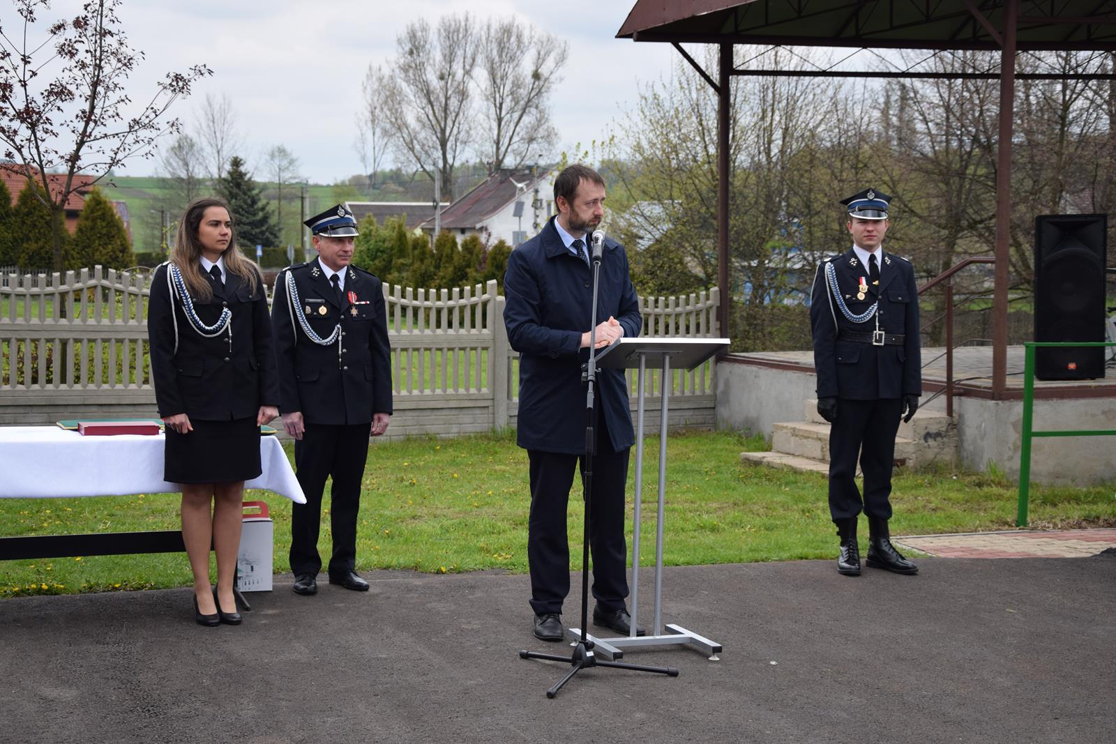 Zdjęcie podczas uroczystości odbywających się przed strażnicą OSP w Toporowicach - przemówienie