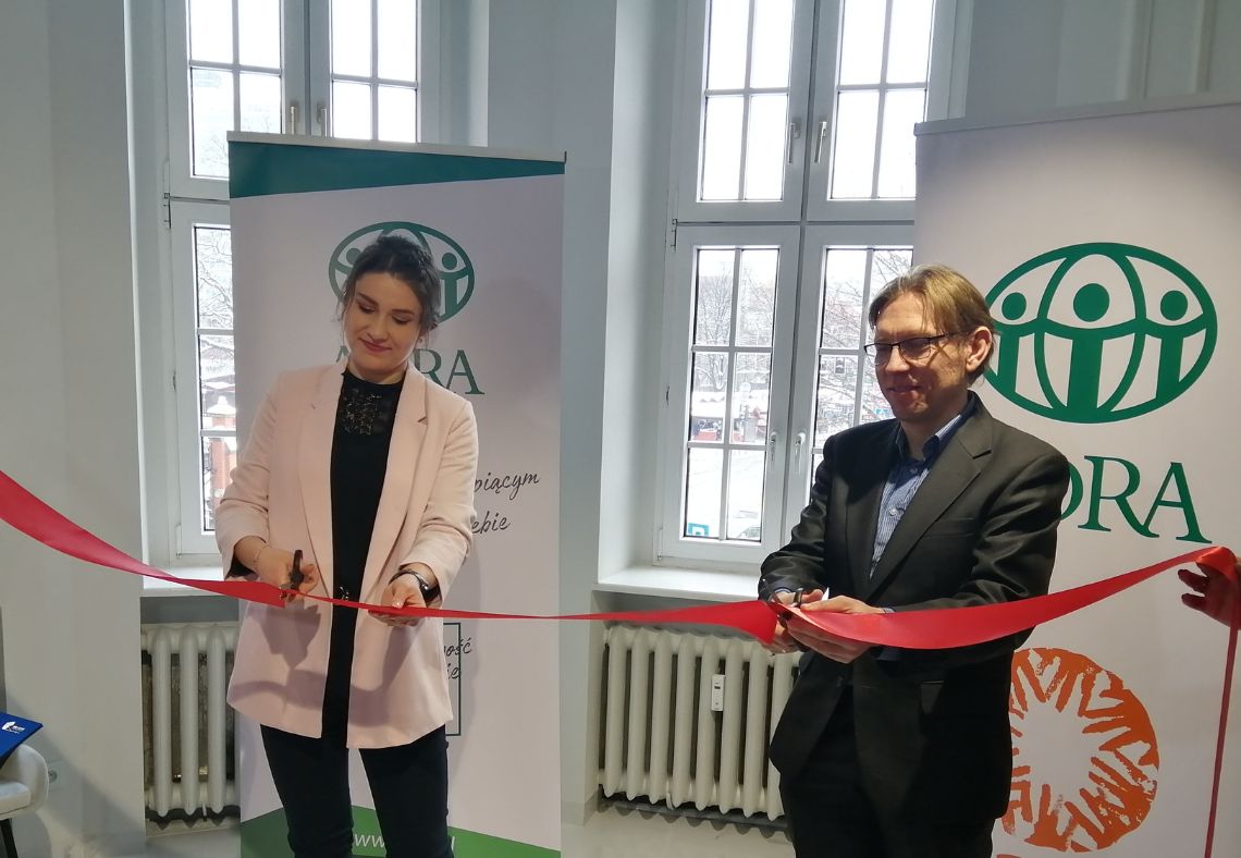 zdjęcie dóch osób przecinających wstęgę