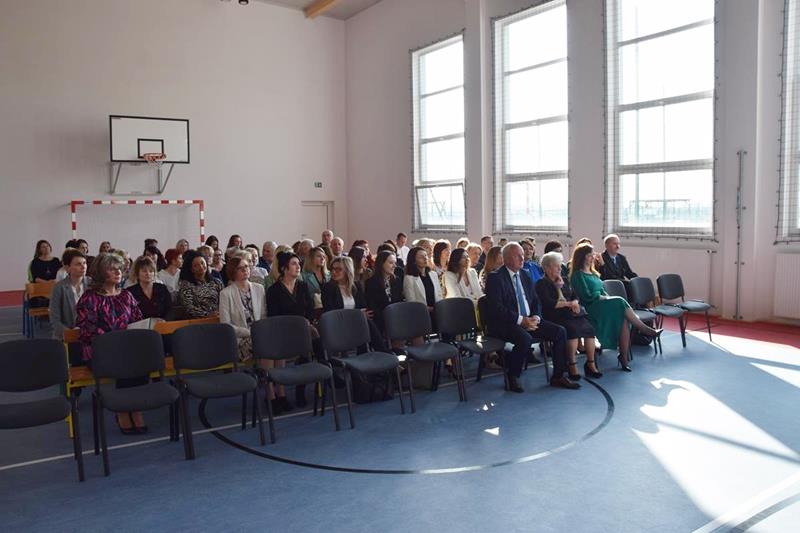 Zdjęcie przedstawiające publiczność - nauczycieli i dyrektorów z placówek oświatowych gminy