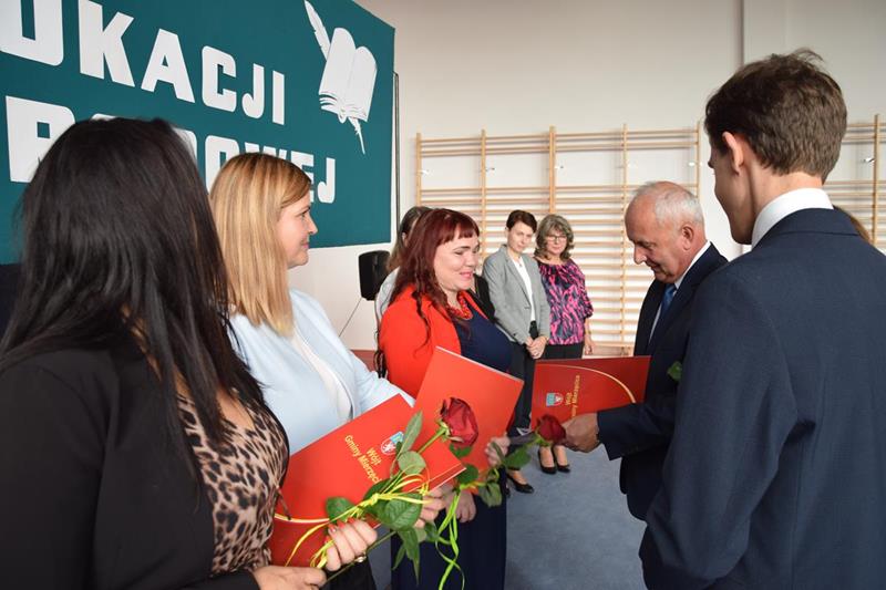 Zdjęcie przedstawiające rozdanie nagród wójta