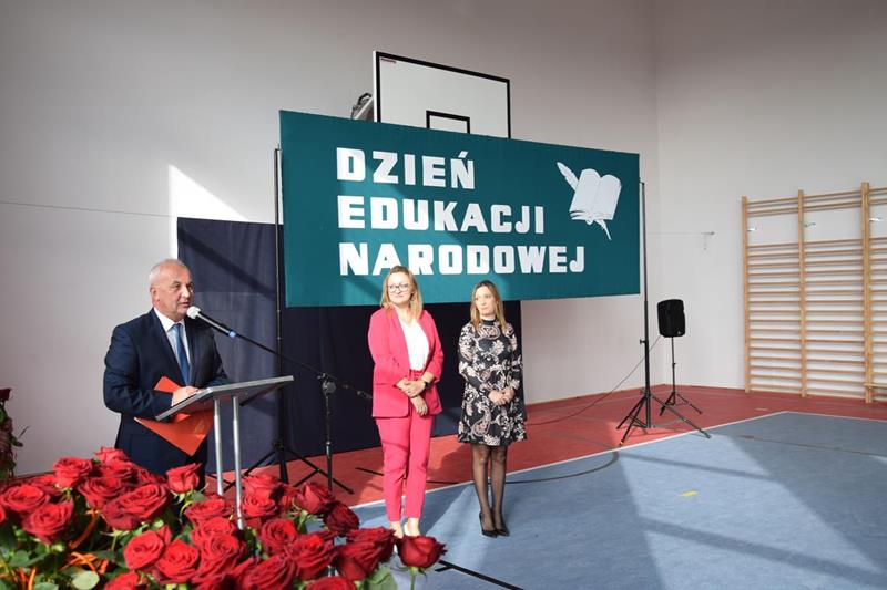 Zdjęcie przedstawiające rozdanie nagród wójta