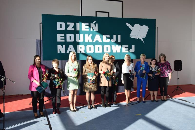 Zdjęcie przedstawiające rozdanie nagród dyrektora