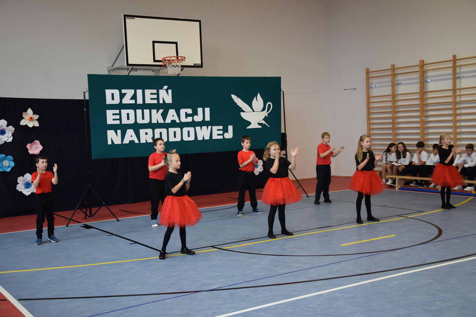 Zdjęcie z występu dzieci w szkole.