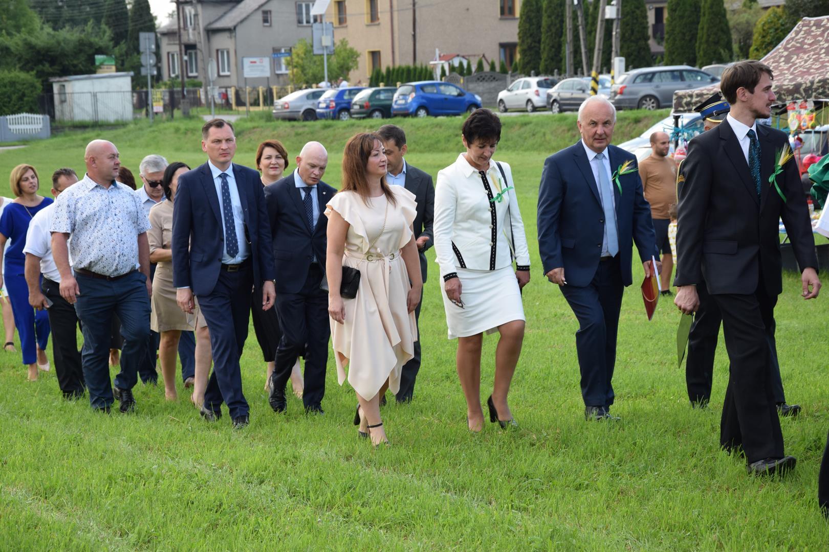 Zdjęcie przedstawiające korowód dożynkowy