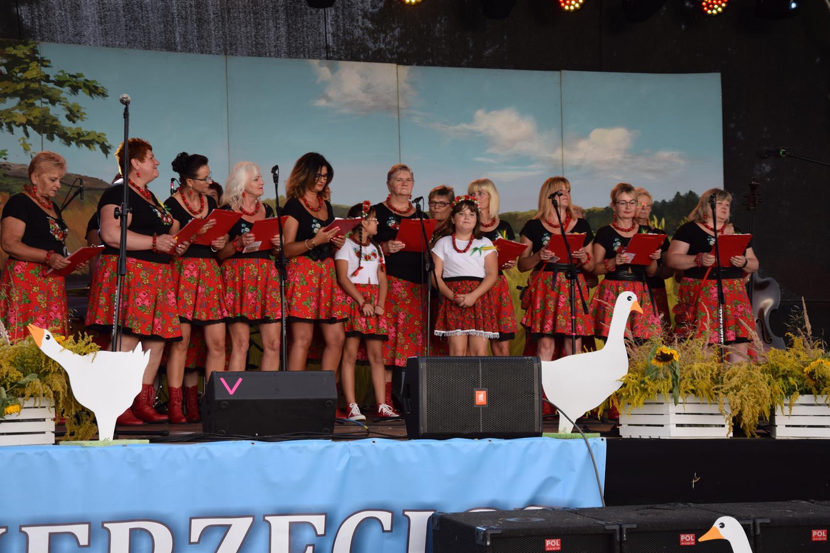 Zdjęcie przedstawiające występ Zespołu Śpiewaczego Jezioranki