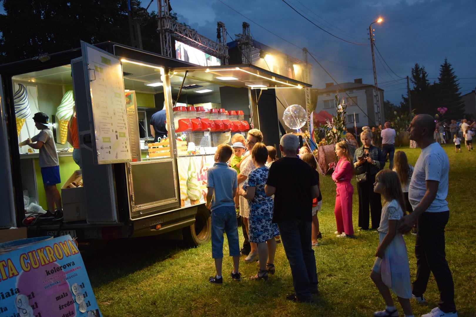 Zdjęcie przedstawiające foodtruck z lodami