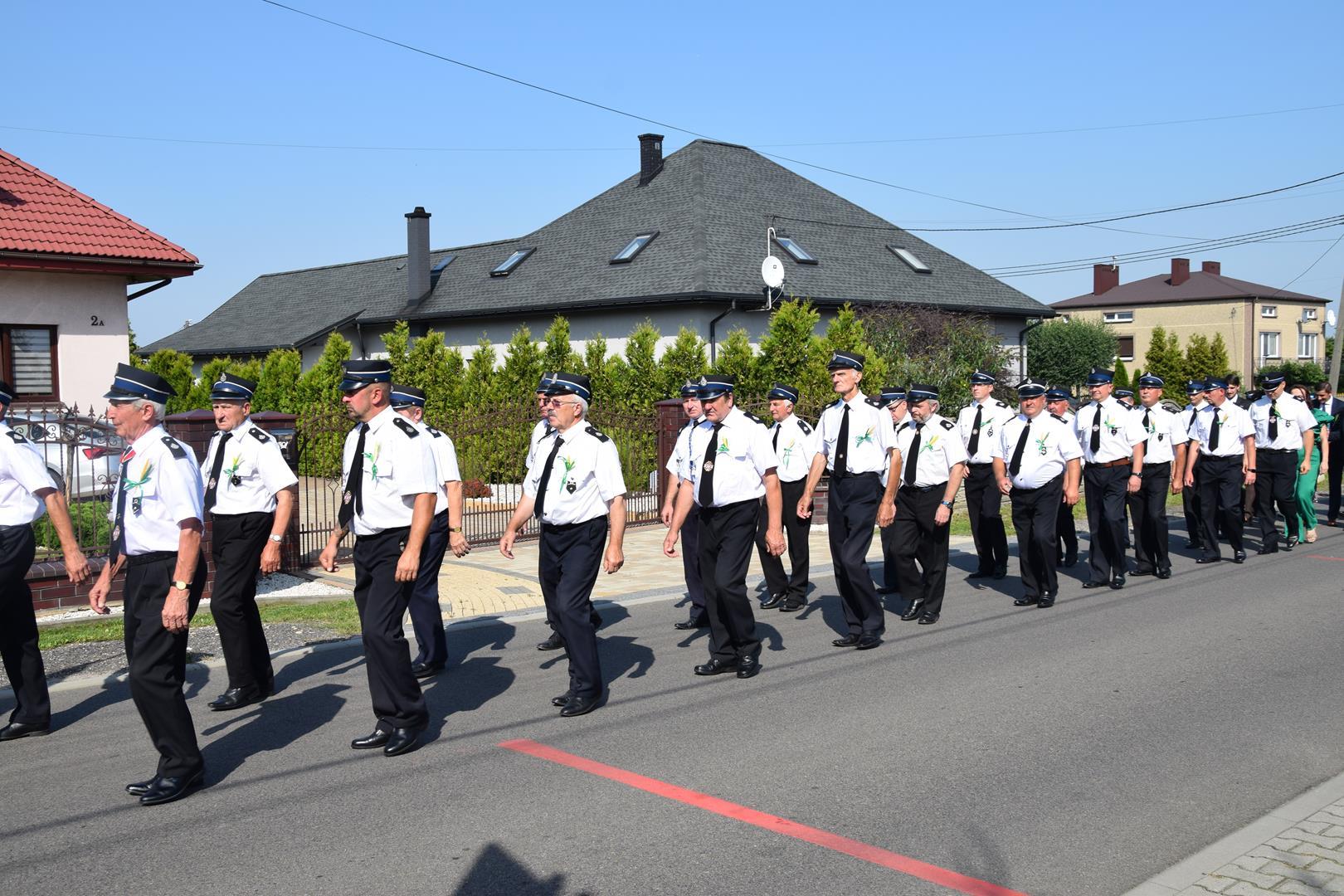 Zdjęcie przedstawiające korowód dożynkowy