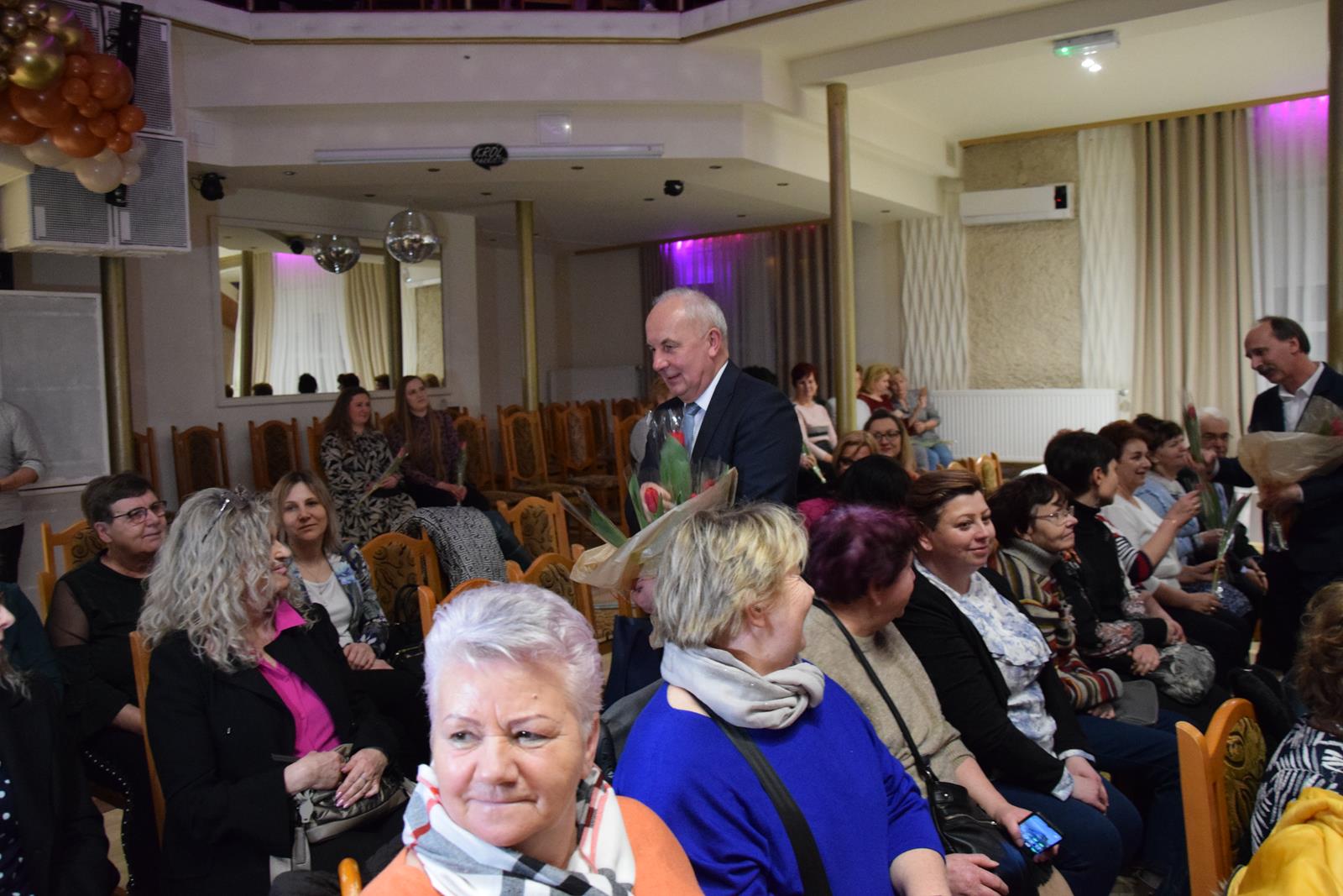 zdjęcie Wójta Gminy Mierzęcice Grzegorza Podlejskiego rozdającego kwiaty