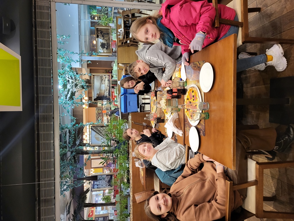 Zdjęcie uczniowie siedzący w restauracji
