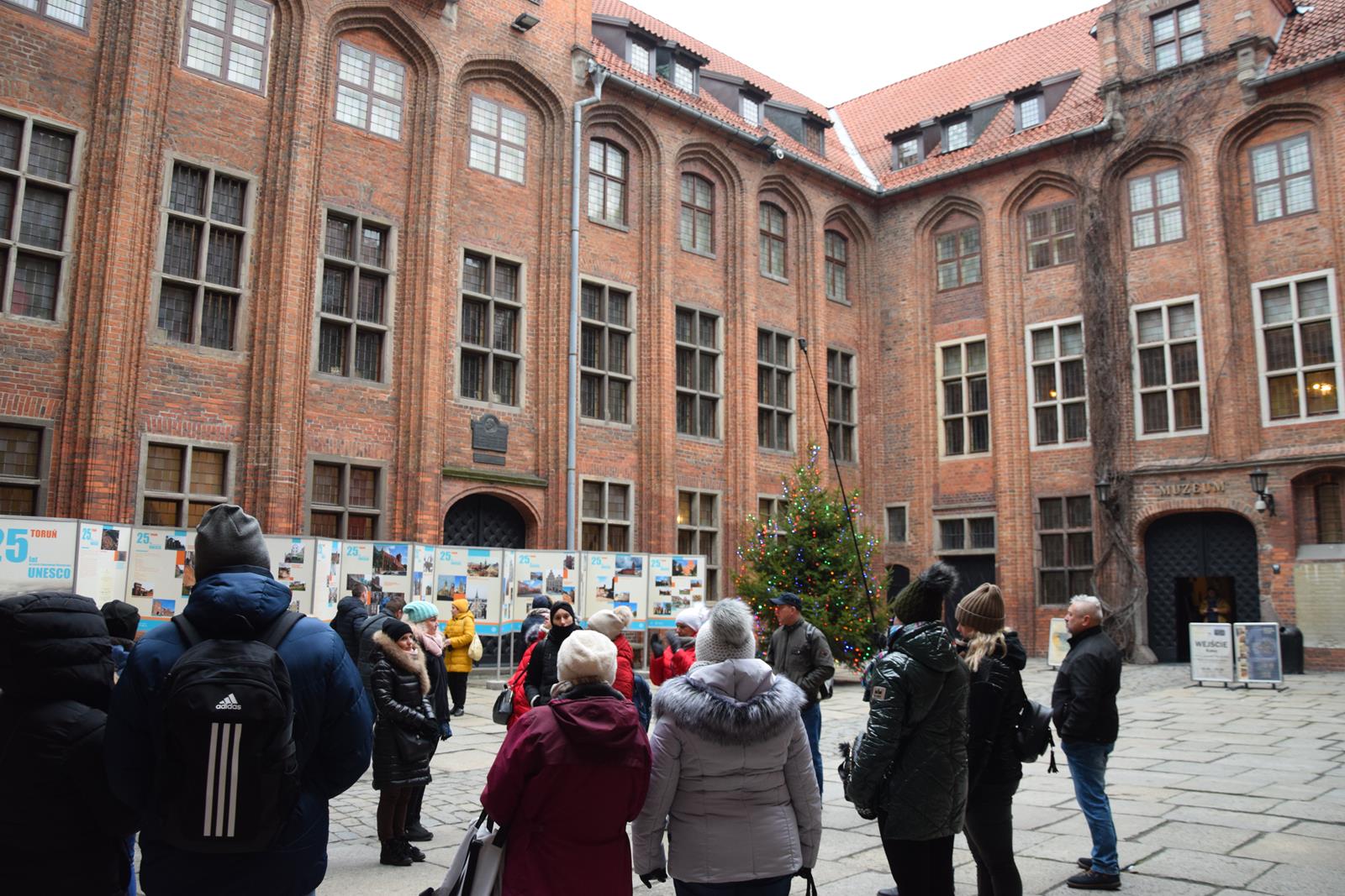 Zdjęcie przedstawiające uczestników wycieczki na Jarmark do Torunia