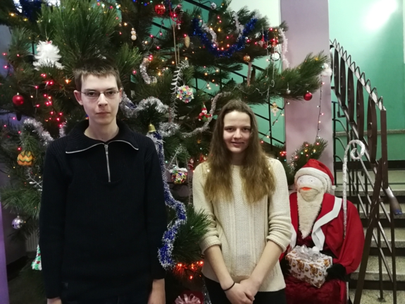 Mateusz Płaneta oraz Anna Cichoń stojący obok siebie na tle choinki