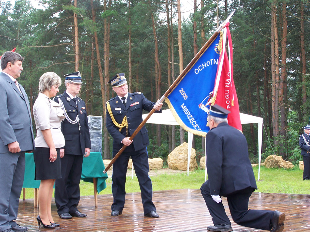 Wręczenie nowego sztandaru jednostce OSP Mierzęcice II