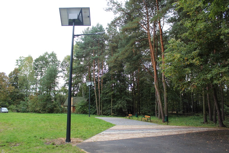 Park z chodnikiem i uliczną lampą solarną