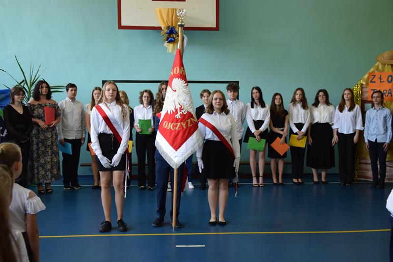 Zdjęcie przedstawiające zakończenie roku szkolnego 2021/2022
