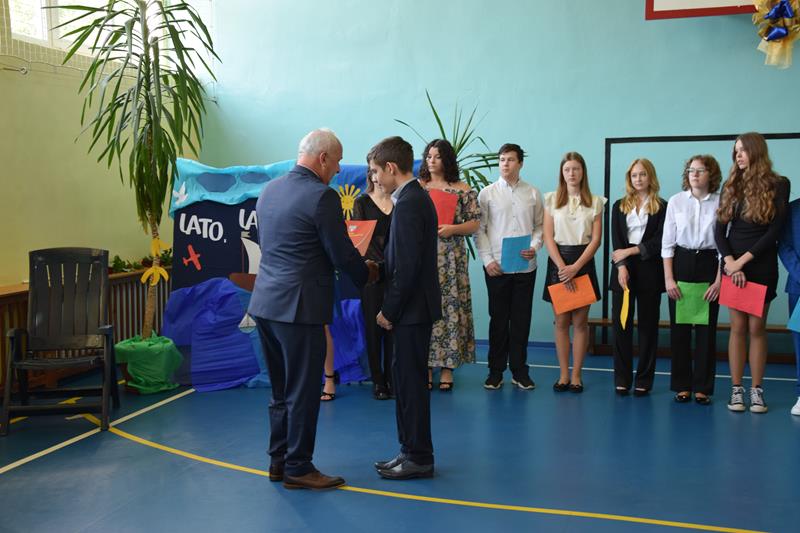 Zdjęcie przedstawiające zakończenie roku szkolnego 2021/2022