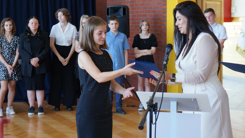 Zdjęcie przedstawiające zakończenie roku szkolnego 2021/2022