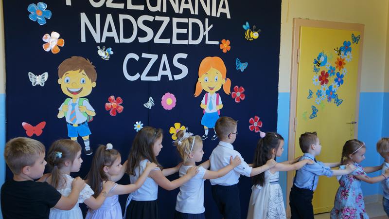 Zdjęcie przedstawiające zakończenie roku szkolnego 2021/2022