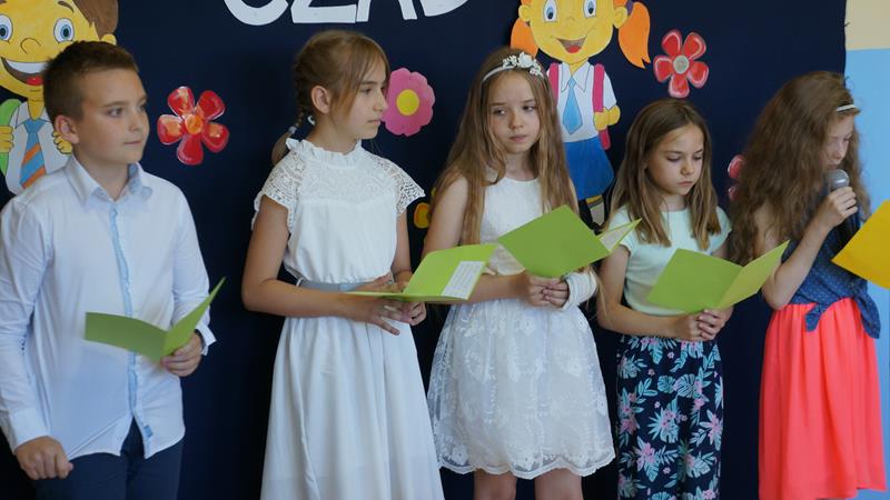 Zdjęcie przedstawiające zakończenie roku szkolnego 2021/2022