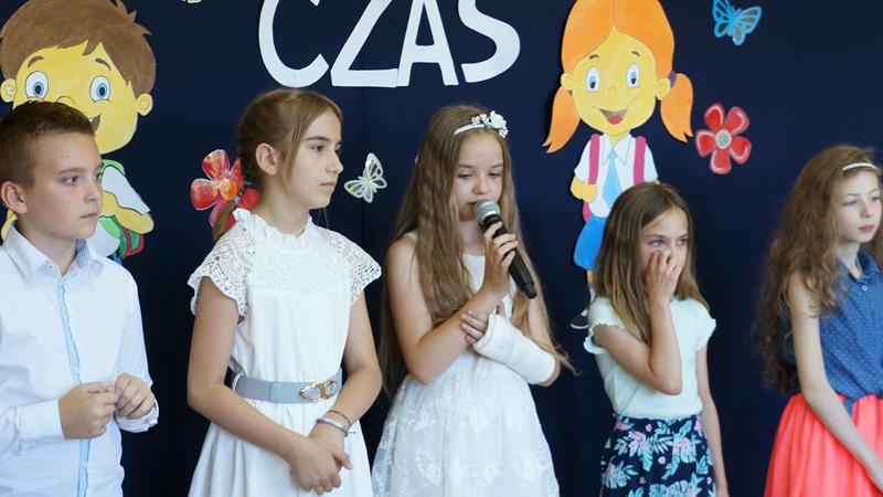 Zdjęcie przedstawiające zakończenie roku szkolnego 2021/2022