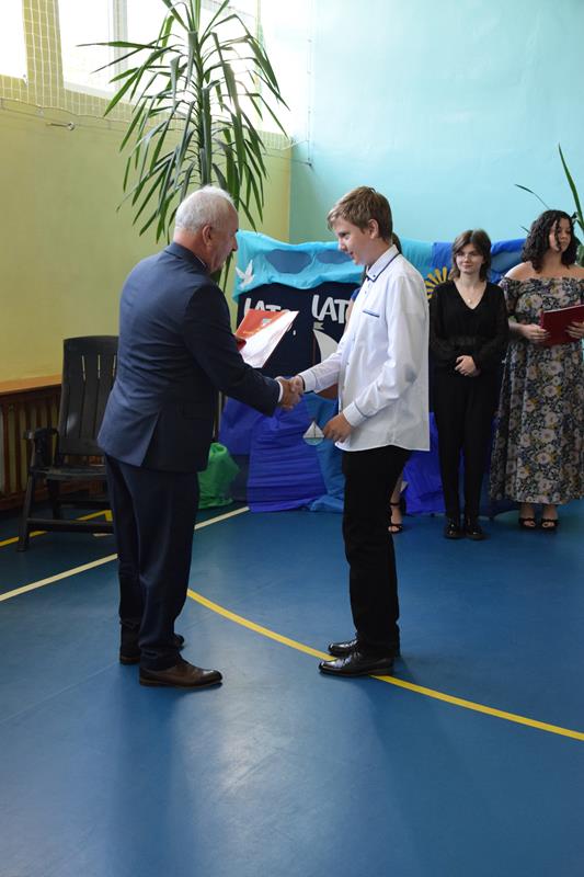 Zdjęcie przedstawiające zakończenie roku szkolnego 2021/2022