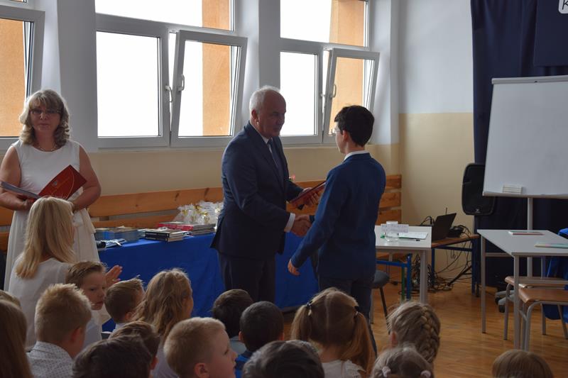 Zdjęcie przedstawiające zakończenie roku szkolnego 2021/2022