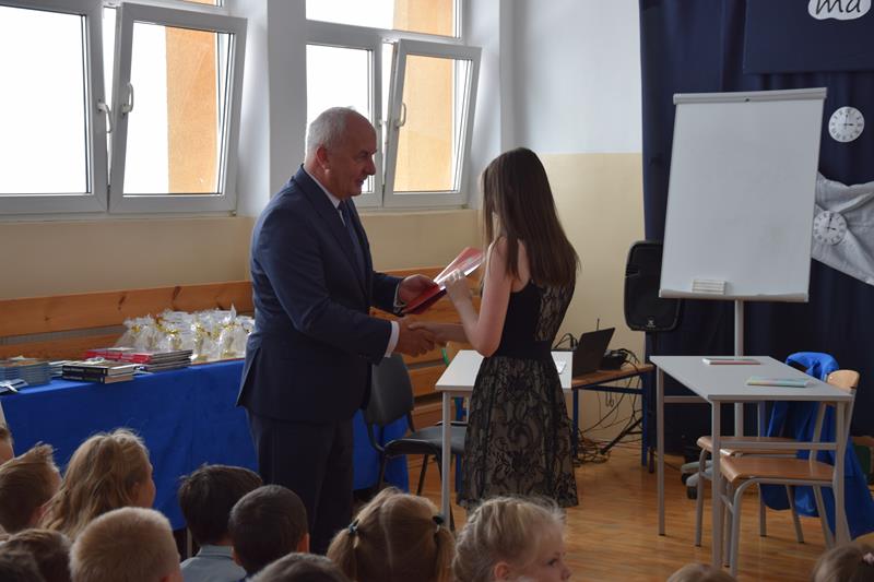 Zdjęcie przedstawiające zakończenie roku szkolnego 2021/2022