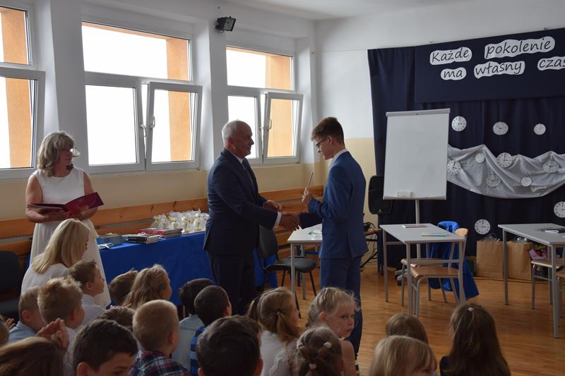 Zdjęcie przedstawiające zakończenie roku szkolnego 2021/2022