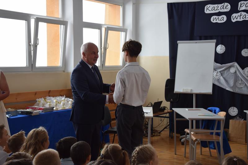 Zdjęcie przedstawiające zakończenie roku szkolnego 2021/2022