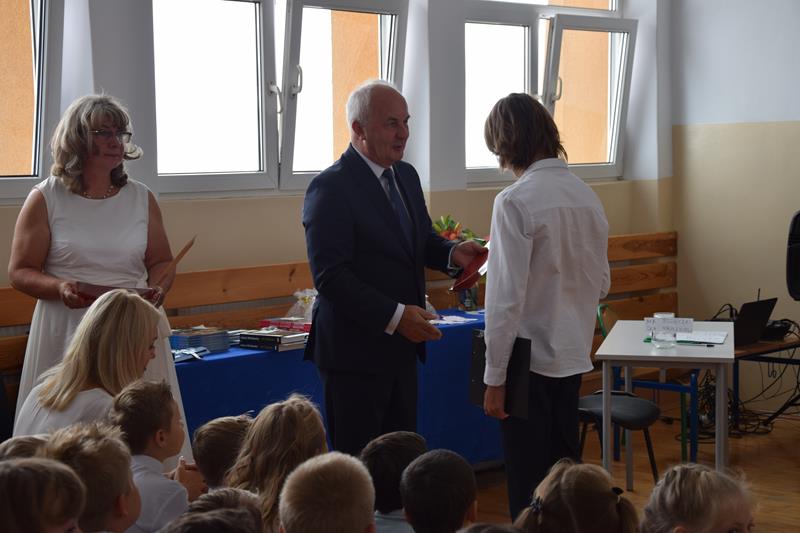 Zdjęcie przedstawiające zakończenie roku szkolnego 2021/2022