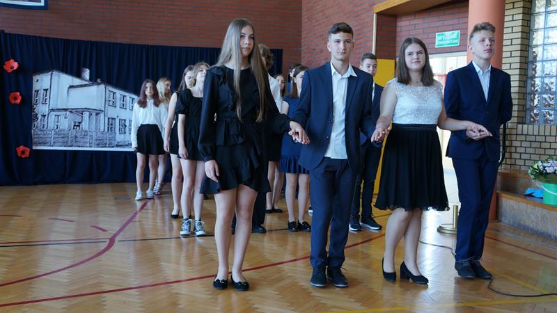 Zdjęcie przedstawiające zakończenie roku szkolnego 2021/2022