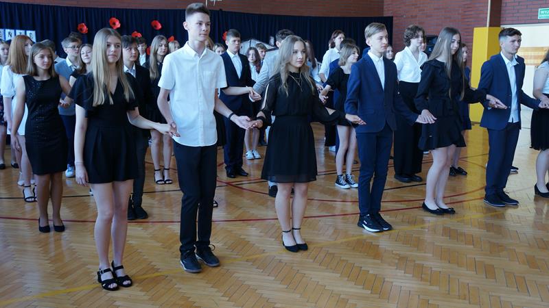 Zdjęcie przedstawiające zakończenie roku szkolnego 2021/2022