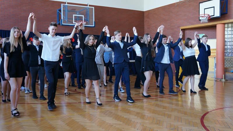Zdjęcie przedstawiające zakończenie roku szkolnego 2021/2022