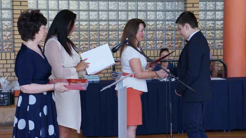 Zdjęcie przedstawiające zakończenie roku szkolnego 2021/2022