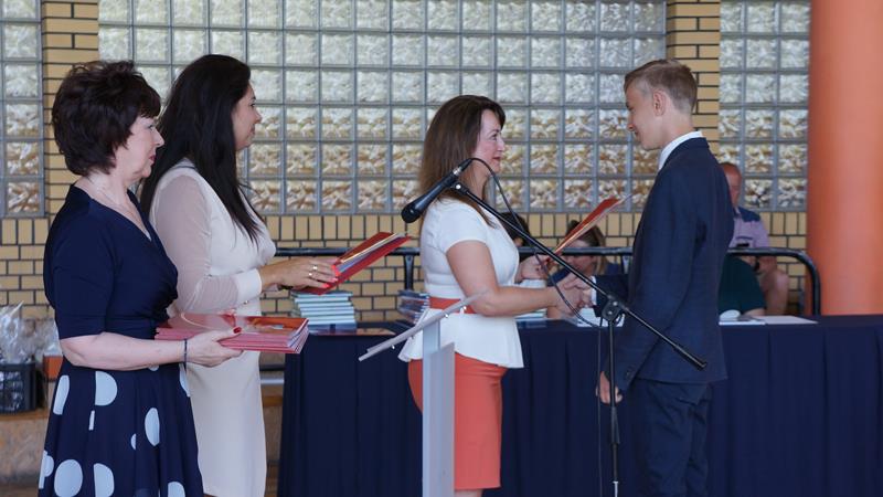 Zdjęcie przedstawiające zakończenie roku szkolnego 2021/2022