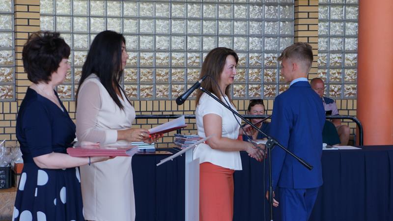 Zdjęcie przedstawiające zakończenie roku szkolnego 2021/2022