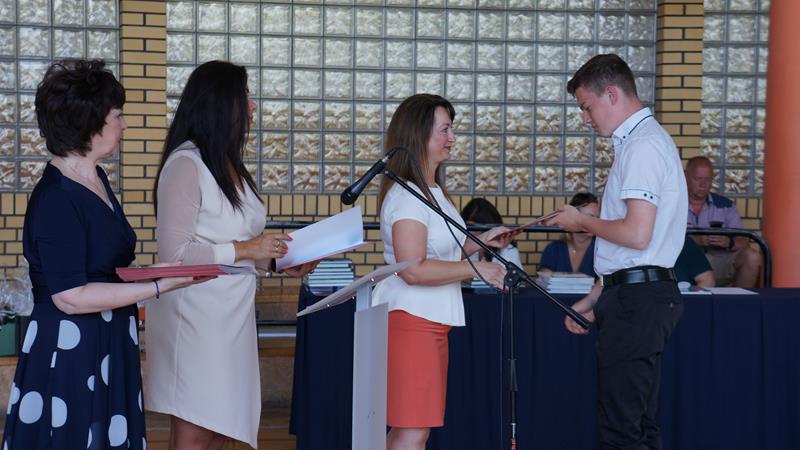 Zdjęcie przedstawiające zakończenie roku szkolnego 2021/2022