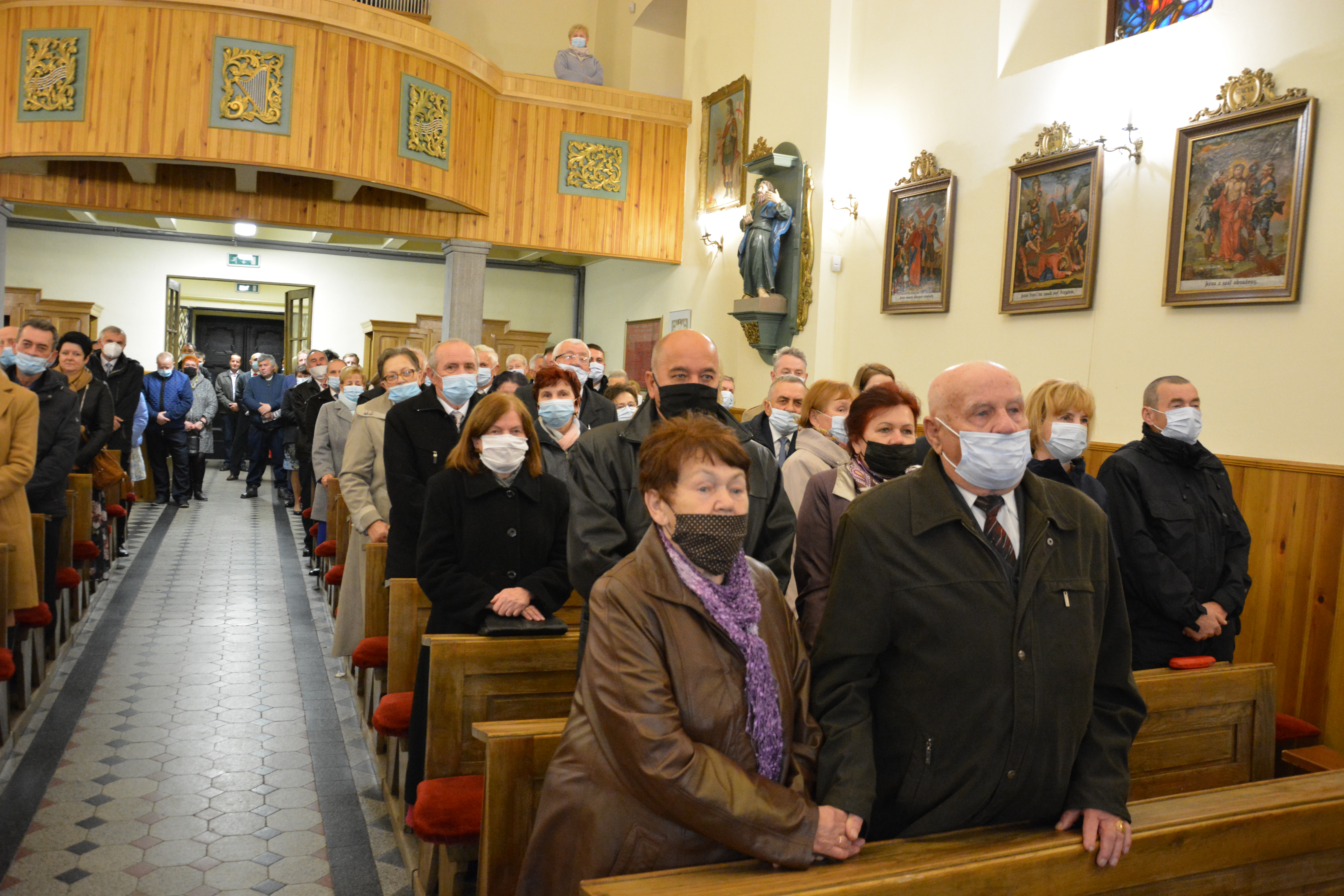 Złote Gody 2021 - Zdjęcie ludzi w kościele