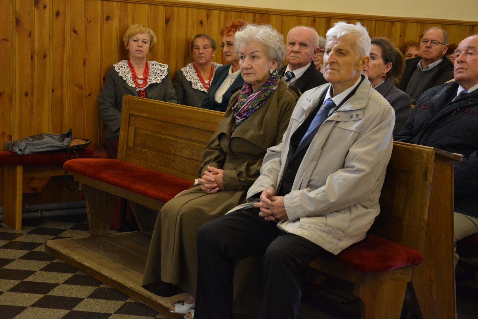 Zdjęcie przedstawiające jubilatów uczestniczących w mszy świętej w ich intencji