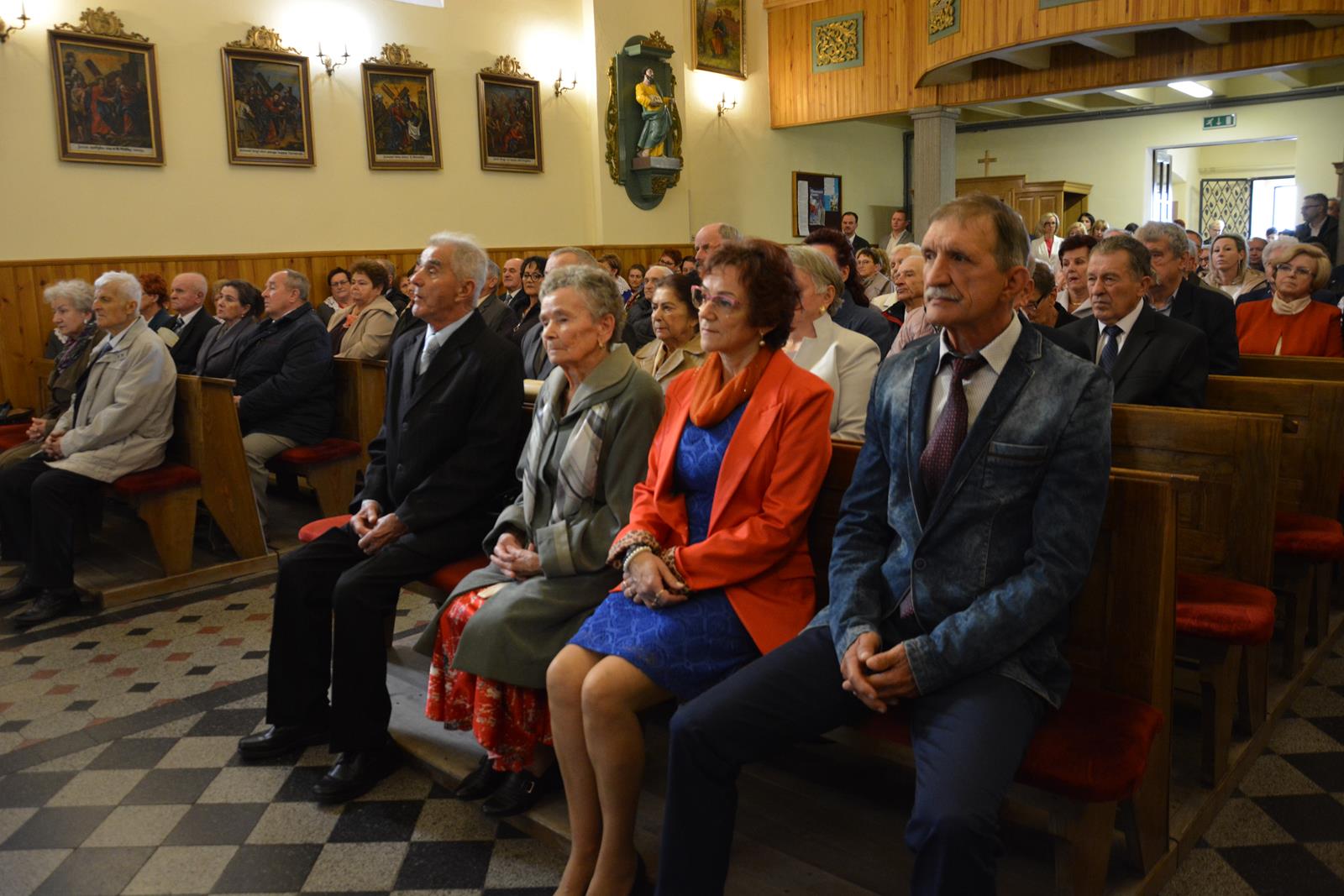 Zdjęcie przedstawiające jubilatów uczestniczących w mszy świętej w ich intencji