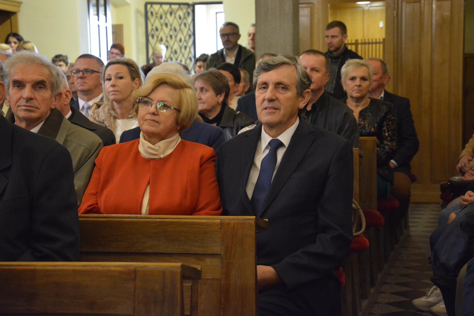 Zdjęcie przedstawiające jubilatów uczestniczących w mszy świętej w ich intencji