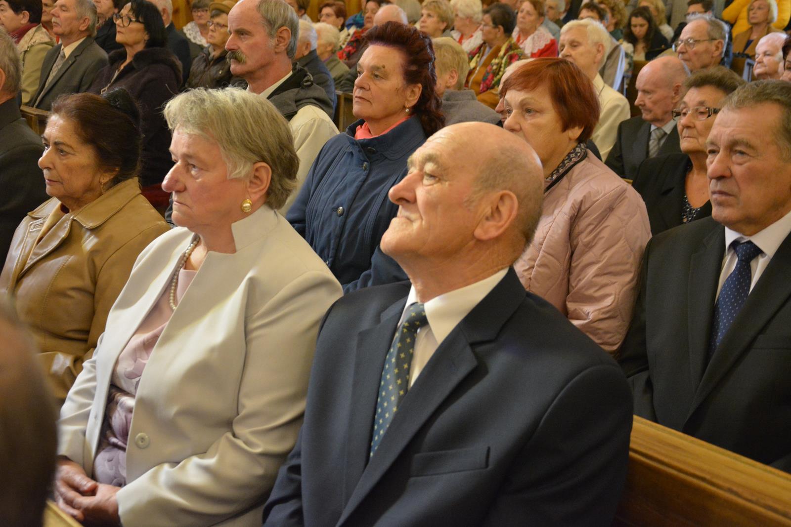 Zdjęcie przedstawiające jubilatów uczestniczących w mszy świętej w ich intencji