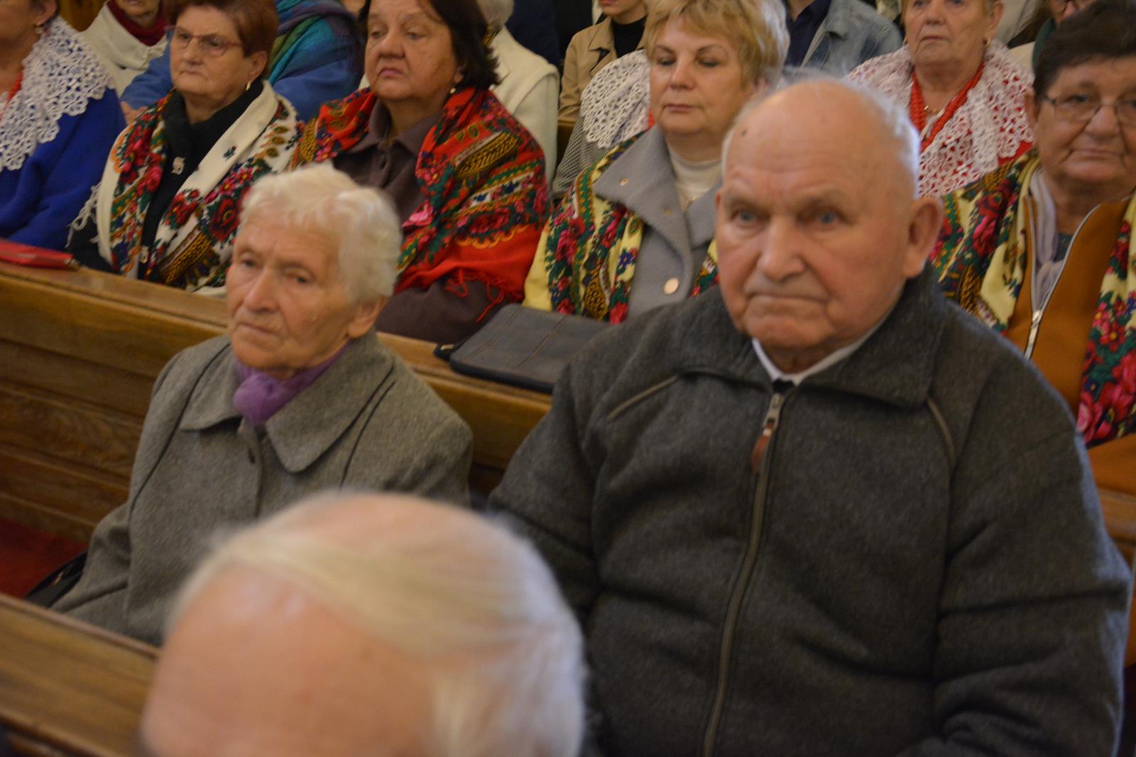 Zdjęcie przedstawiające jubilatów uczestniczących w mszy świętej w ich intencji