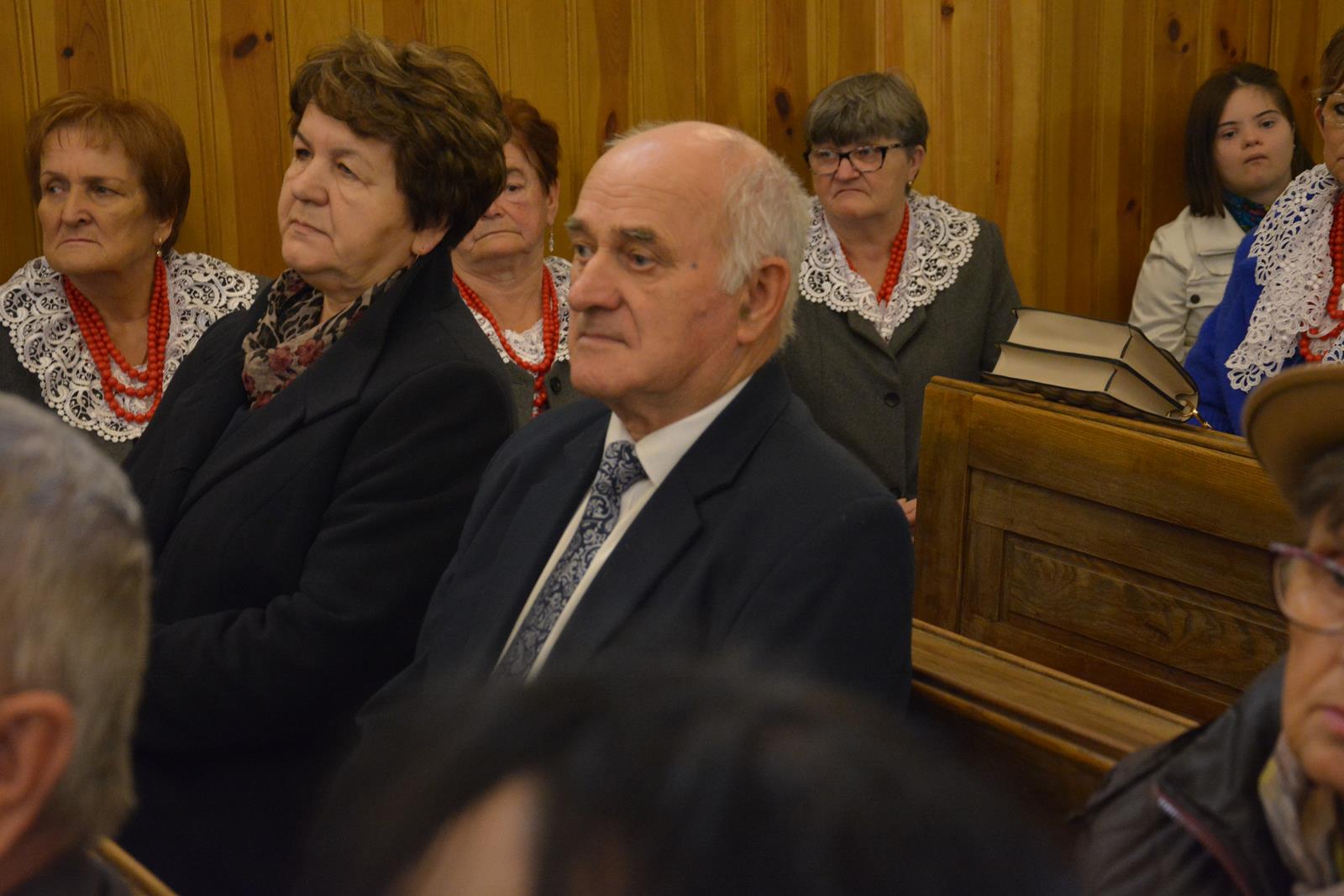 Zdjęcie przedstawiające jubilatów uczestniczących w mszy świętej w ich intencji