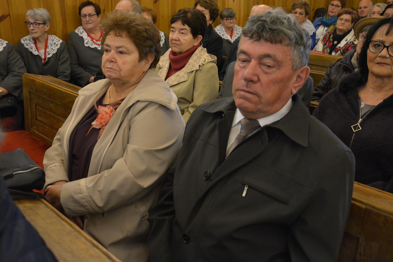 Zdjęcie przedstawiające jubilatów uczestniczących w mszy świętej w ich intencji