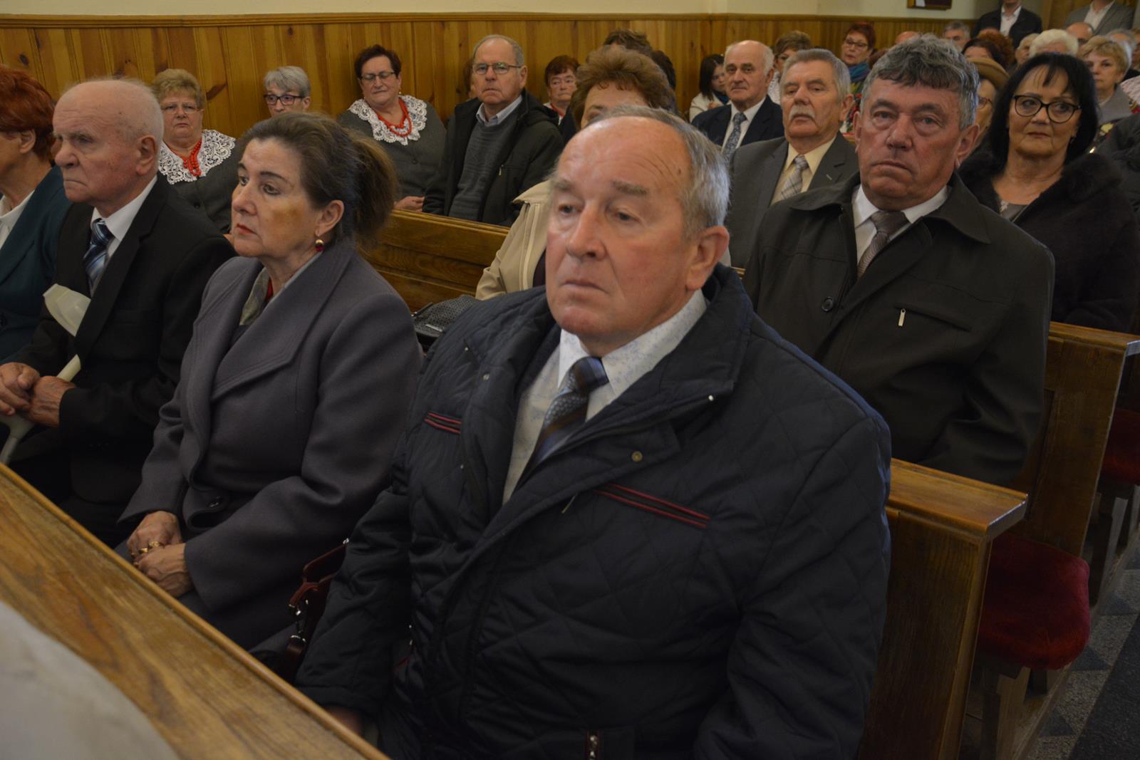 Zdjęcie przedstawiające jubilatów uczestniczących w mszy świętej w ich intencji