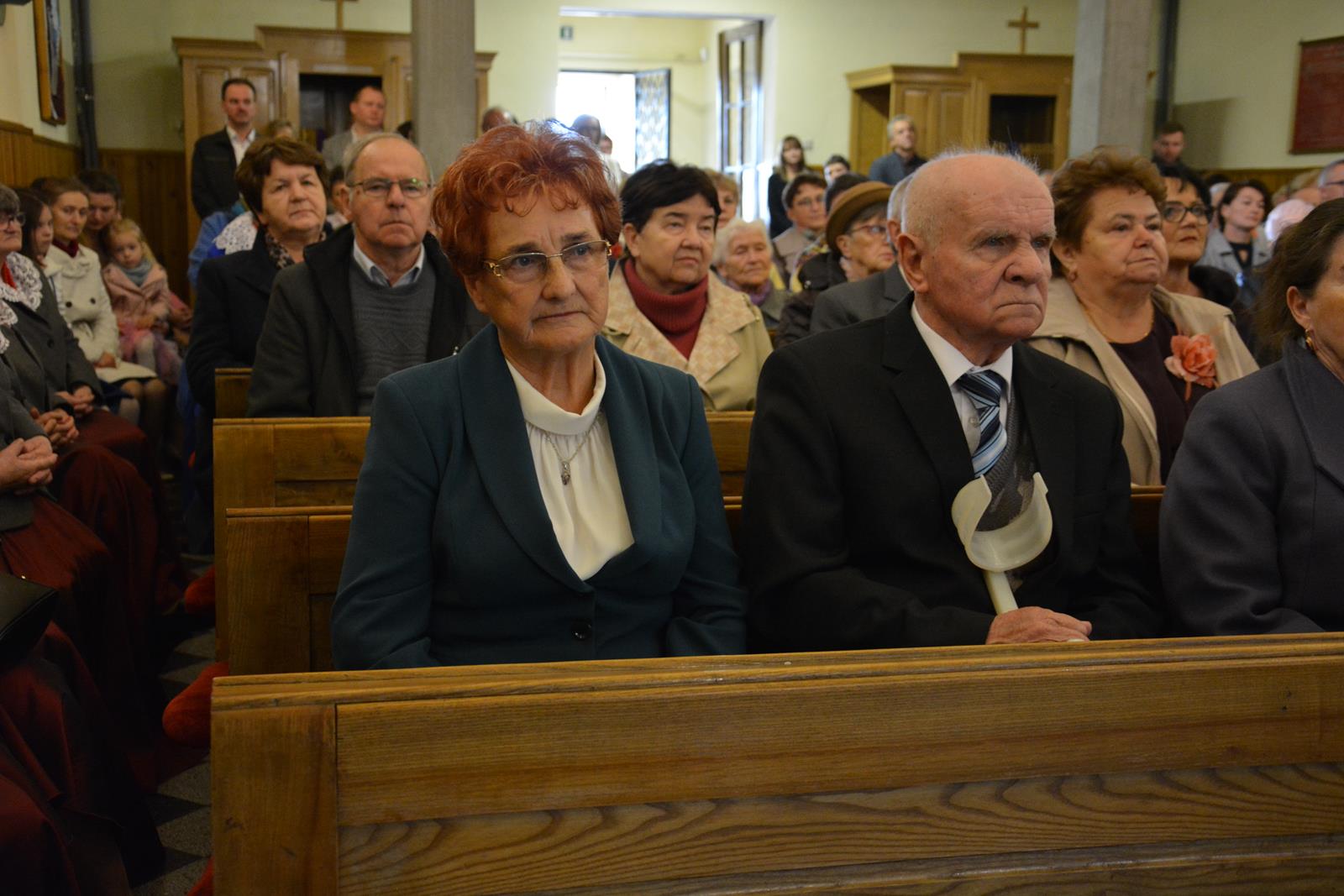 Zdjęcie przedstawiające jubilatów uczestniczących w mszy świętej w ich intencji